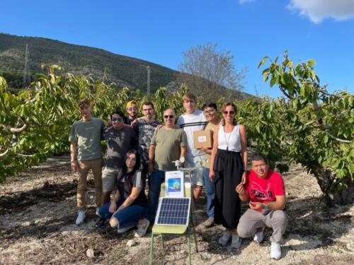 Estudiantes-y-profesores-recolectando-datos-en-el-campo-Alicante-2023